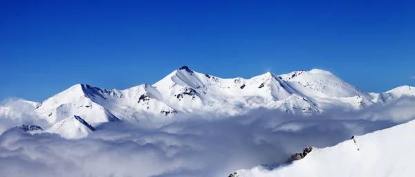 Hohe Schneebedeckte Berge Dunkle Gewitterwolken Und Strahlend Blauer Himmel Einem — Stockfoto