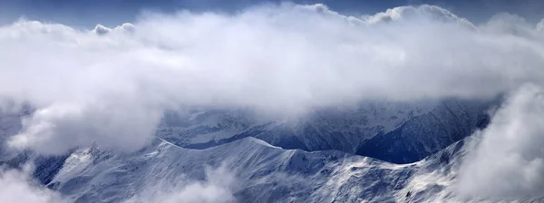 Vista Panorâmica Sobre Montanhas Altas Nevadas Névoa Noite Inverno Cáucaso — Fotografia de Stock