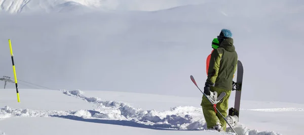Snowboardosok Havas Sípálya Lejtőjén Esett Téli Napon Panorámás Kilátás — Stock Fotó