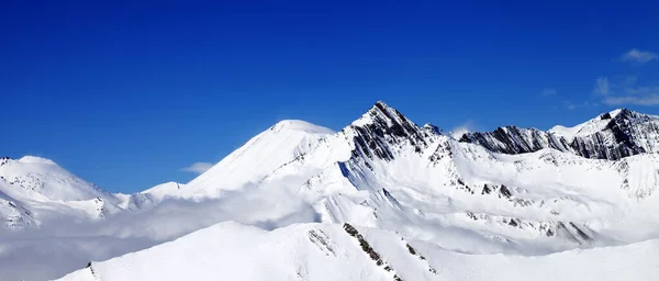 Panoramisch Uitzicht Hoge Besneeuwde Bergen Mooie Winterdag Kaukasus Georgië Regio — Stockfoto