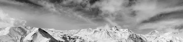 Panorama Más Amplio Montañas Nevadas Invierno Cielo Con Nubes Soleadas —  Fotos de Stock