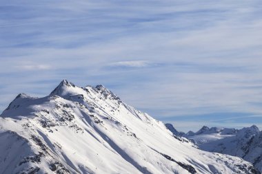 Karlı yüksek kış dağları ve güzel bulutlu gökyüzü. İtalyan Alpleri. Levigno, Lombardiya bölgesi, İtalya, Avrupa.