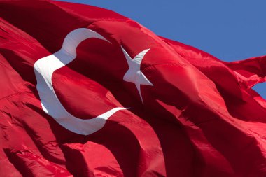 Güneşli bir günde Türk bayrağı dalgalanacak. Görüntüyü kapat.