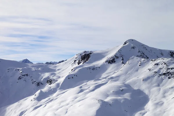 Снежный Склон Горнолыжного Спуска Высоких Зимних Горах Солнечное Облачное Небо — стоковое фото