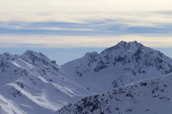 Havas Lejtő Magas Hegyekben Napfényes Felhős Télen Este Olasz Alpok — Stock Fotó