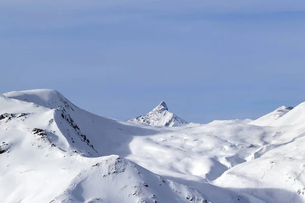 Χιονίζει Εκτός Πίστας Πίστα Σκι Ηλιοφωτισμένο Οροπέδιο Και Κορυφή Ψηλά — Φωτογραφία Αρχείου