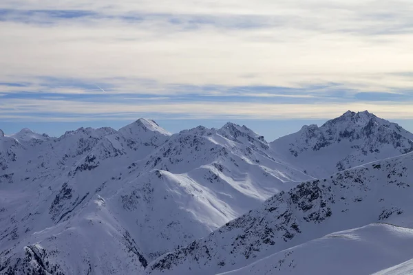 Declive Nevado Altas Montanhas Inverno Céu Nublado Sol Noite Alpes — Fotografia de Stock