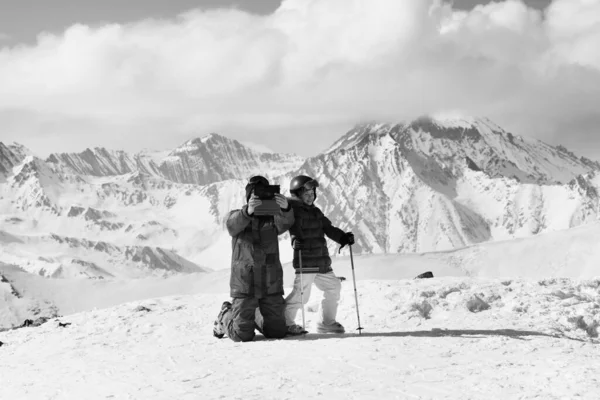 快乐的小滑雪者与父亲在雪山冬季的平板设备上自拍 格鲁吉亚高加索山脉 古道里地区 黑白色调的风景 — 图库照片