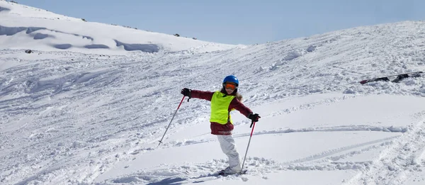 Petit Skieur Sur Piste Enneigée Avec Nouvelle Neige Tombée Soleil — Photo