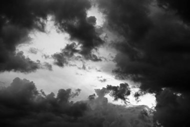 Gün batımında kara fırtına bulutları olan siyah ve beyaz bir gökyüzü. Doğal arkaplan.