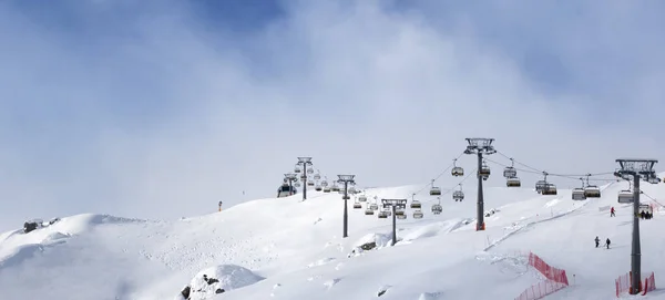 在阳光明媚的冬夜 雪地滑雪坡和滑雪升降的全景 阿塞拜疆Shahdagh高加索山脉 — 图库照片
