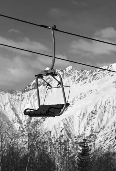 スキー場でのスキーリフトと晴れた日の雪の山 冬のコーカサス山脈 ジョージア州のスヴァネティ地方のハツヴァリ 黒と白のトーンの風景 — ストック写真