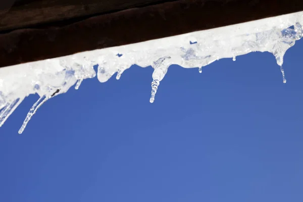 Dřevěná Střecha Sněhovou Římsou Slunečními Rampouchy Zimním Slunci Spodní Pohled — Stock fotografie