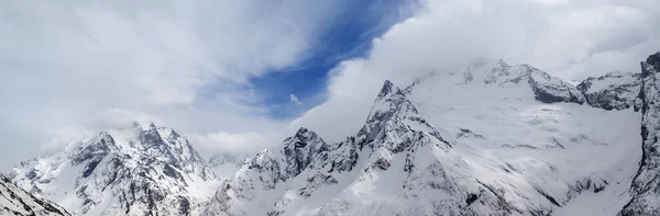 Panorama Van Grijze Hoge Bergtoppen Bedekt Met Ijs Prachtige Blauwe — Stockfoto