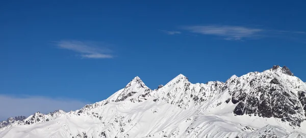 在冬日的阳光下 全景尽收眼底 是雪山的岩石峰顶和美丽的蓝天 格鲁吉亚Svaneti地区高加索山脉 — 图库照片