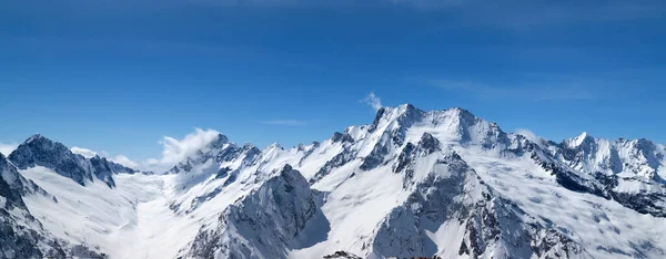 Panorama Snötäckta Bergstoppar Och Vacker Blå Himmel Med Moln Sol — Stockfoto