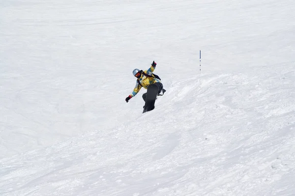 Snowboarder Pulando Pista Esqui Nevado Altas Montanhas Inverno Dia Ensolarado — Fotografia de Stock