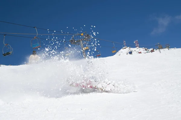 Snowboardos Esik Fröccsenő Havas Sípálya Szék Lift Háttérben Kaukázus Hegység — Stock Fotó