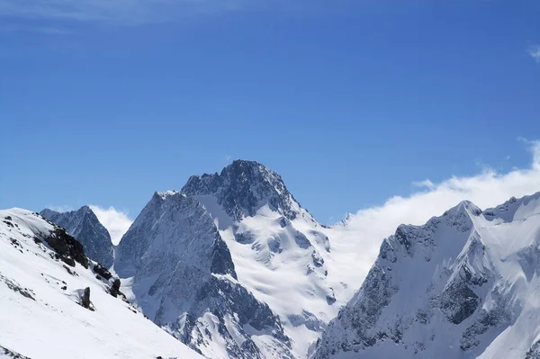 Winter Besneeuwde Bergen Wolken Prachtige Blauwe Lucht Zonnige Dag Kaukasus — Stockfoto
