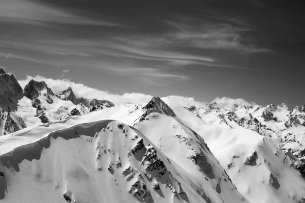 Karlı Beyaz Kış Dağları Güneşli Bir Günde Bulutlu Gökyüzü Kafkas — Stok fotoğraf
