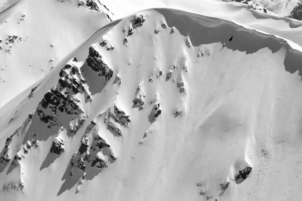 寒冷阳光明媚的冬山雪冠 高加索山脉 东湾地区 从Musa Achitara山顶观看 黑白色调的风景 — 图库照片