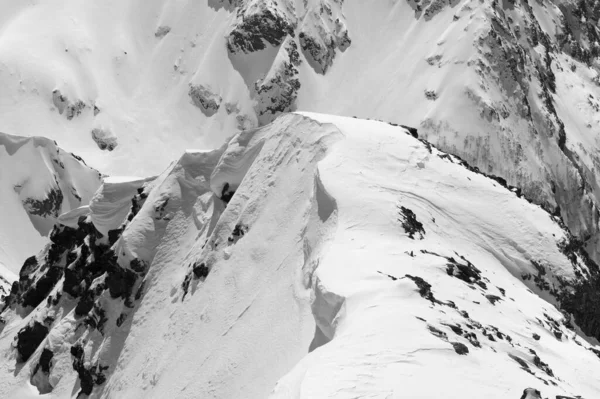 Sneeuwkristal Hoge Winterbergen Mooie Zonnige Dag Kaukasusgebergte Regio Dombay Uitzicht — Stockfoto