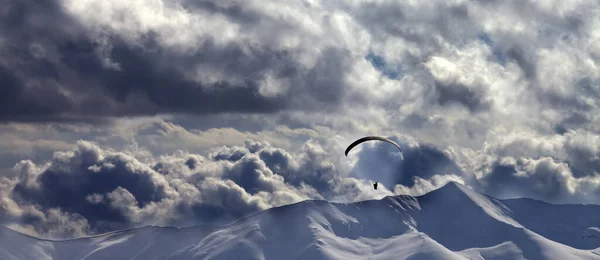 Панорамный Вид Вечернюю Снежную Гору Облаками Силуэтом Парашютиста Кавказские Горы — стоковое фото