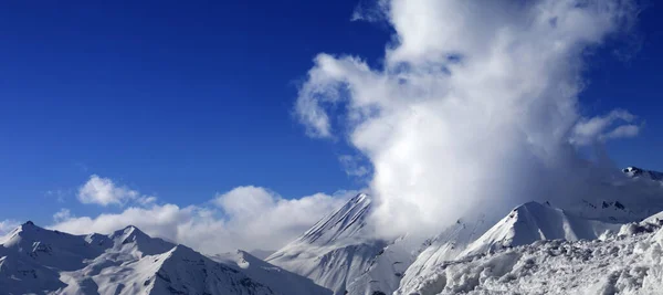 Panoramatický Výhled Zasněžené Hory Krásnou Modrou Oblohu Mraky Kavkazské Hory — Stock fotografie