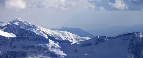 Panoramatický Výhled Zasněžený Sjezdovku Zimním Večeru Sluneční Svit Kavkaz Gruzie — Stock fotografie