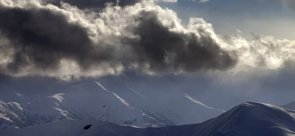 Vista Panorâmica Montanha Nevada Noite Nuvens Iluminadas Pelo Sol Cáucaso — Fotografia de Stock