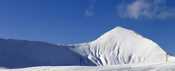 Панорамний Вид Снігові Лижні Схили Проїжджання Шосе Сонячний Зимовий Вечір — стокове фото