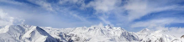 Großes Winterpanorama Mit Schneebedeckten Bergen Und Blauem Himmel Mit Sonnigen — Stockfoto