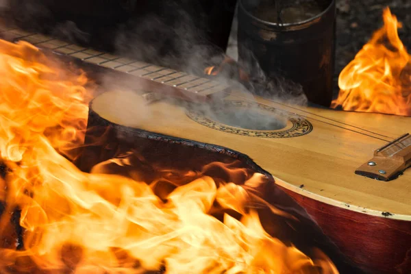 Guitarra Llamas Hoguera Bosque —  Fotos de Stock