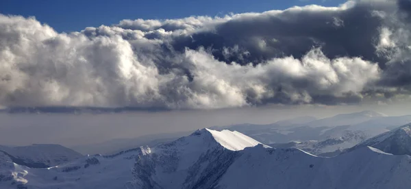 Panoramisch Uitzicht Besneeuwde Winterbergen Avond Bewolkt Weer Kaukasus Georgië Regio — Stockfoto