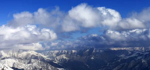 Πανοραμική Θέα Στα Χιονισμένα Ηλιόλουστα Βουνά Του Χειμώνα Στα Σύννεφα — Φωτογραφία Αρχείου