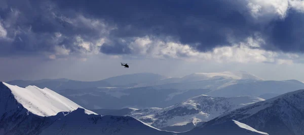 Panoramisch Uitzicht Besneeuwde Piste Helling Voor Heliskiën Helikopter Avond Bergen — Stockfoto