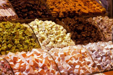 Türkiye 'nin İstanbul kentindeki pazarda farklı bir geleneksel Türk lokumu. Seçici odak.