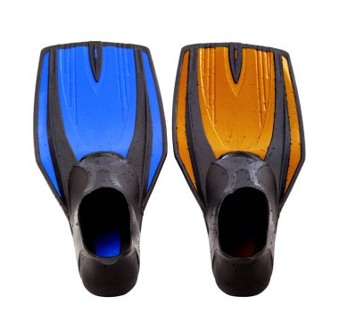 Beyaz zemin üzerinde su damlaları olan iki farklı renkte yüzme yüzgeçleri.