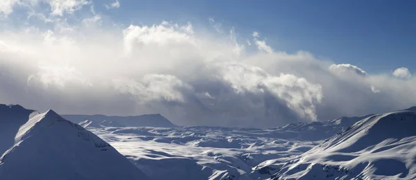 黄昏时分 雪地高原上的全景 阳光灿烂的云彩 格鲁吉亚高加索山脉 Gudauri地区 — 图库照片