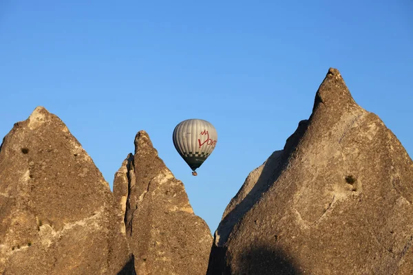 Goreme Cappadocia Turkey 2013年5月 晴天の早朝に陽射しの強い岩や熱気球 — ストック写真