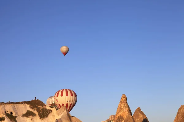 Goreme Cappadocia Turkey 2013年5月 晴れた日の朝早くに晴れた空と妖精の煙突岩の形成にトルコの象徴と熱気球 — ストック写真