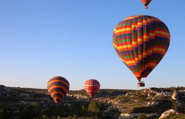 Goreme Cappadocia Turkey Mei 2013 Meerkleurige Heteluchtballonnen Heldere Zonovergoten Lucht — Stockfoto