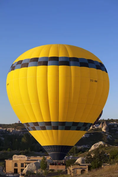 Goreme Cappadocia Turkey Mei 2013 Grote Gele Heteluchtballon Heldere Blauwe — Stockfoto