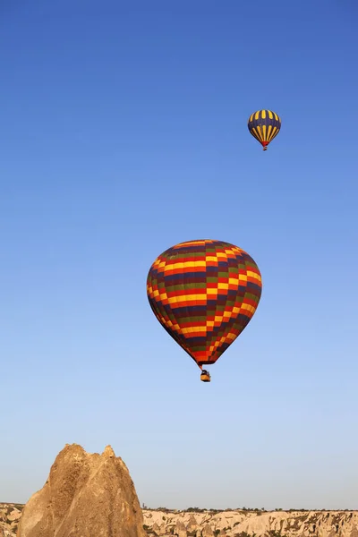 Goreme Cappadocia Turkey Mei 2013 Meerkleurige Gestreepte Heteluchtballonnen Heldere Zonovergoten — Stockfoto
