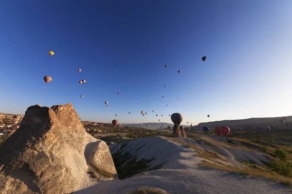 Goreme Cappadocia Turkey 2013年5月 青い晴れた空と妖精の煙突岩の形成に多色の熱気球の多くは 午前中 広角ビュー — ストック写真