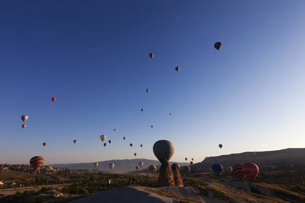 Goreme Cappadocia Turkey Mei 2013 Veel Veelkleurige Heteluchtballonnen Blauwe Heldere — Stockfoto