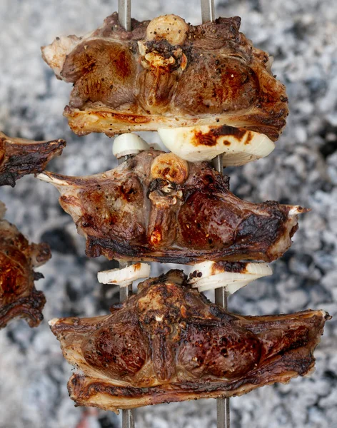 Kamp Ateşinde Dışarıda Pişen Kuzu Kebabı Yakın Çekim Görünümü — Stok fotoğraf
