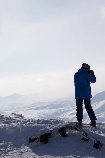 Skidåkare Gör Foto Kameran Toppen Snöiga Berget Dimma Kaukasus Vintern — Stockfoto