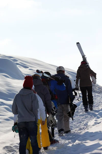 Lyžaři Snowboardisté Lyžemi Snowboardy Vyjedou Zasněženou Silnici Zimním Slunci Kavkazské — Stock fotografie