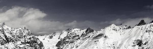 Panorama Der Verschneiten Berge Einem Sonnigen Wintertag Kaukasus Die Region — Stockfoto